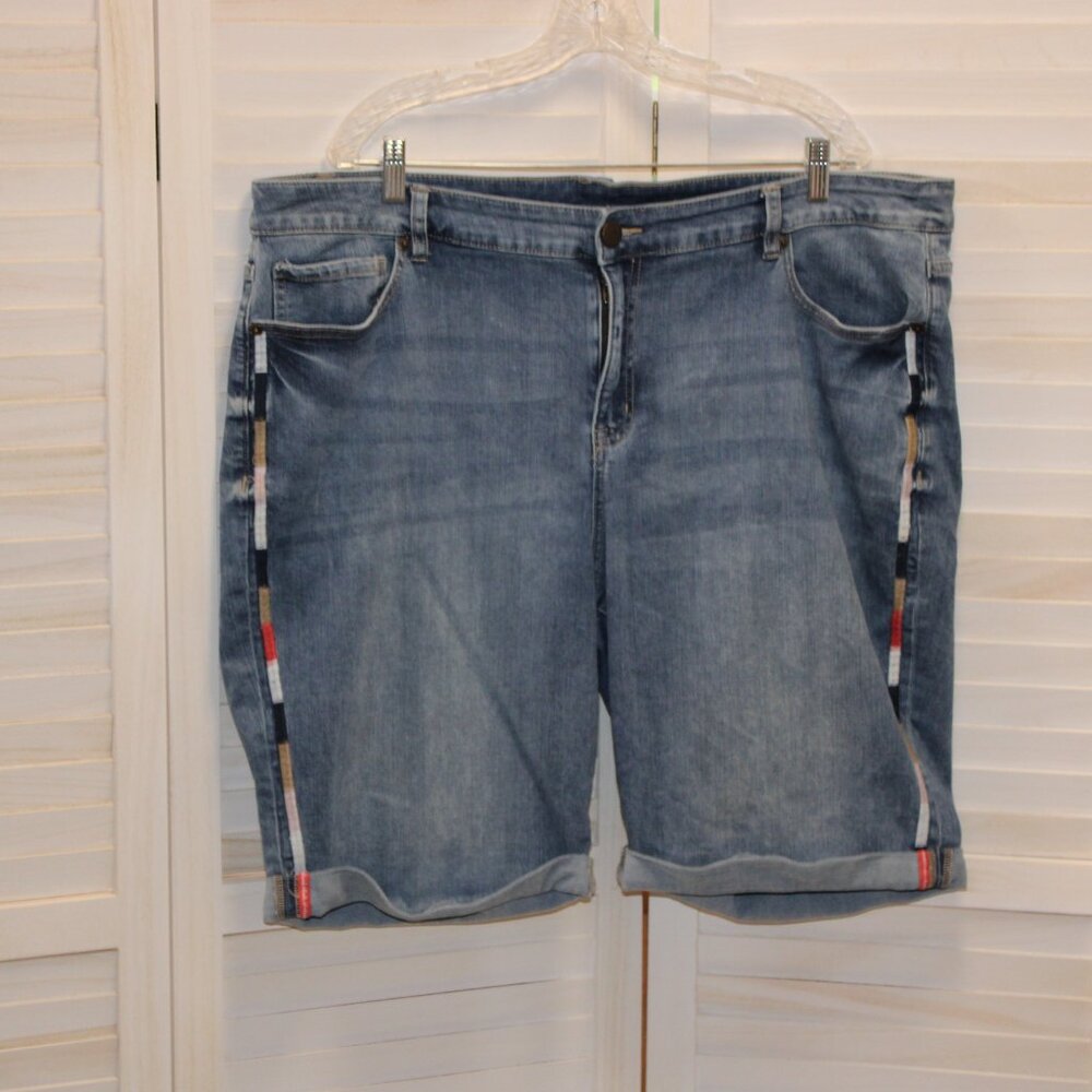 Venzia Lane Bryant Denim Shorts with Colorful Embroidery on sides, Size 22 - Picture 4 of 7